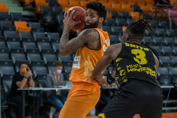 首届南洋杯狮城上演巅峰对决 申真谞胜王星昊占据先机.